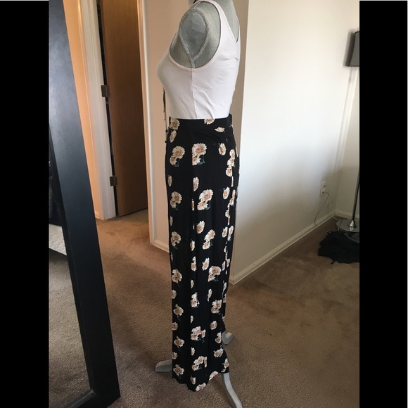 High Waisted Daisy Maxi Skirt 🌸 - Picture 6 of 7